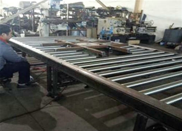 帶有升降轉(zhuǎn)向功能的動力滾筒輸送機(jī)