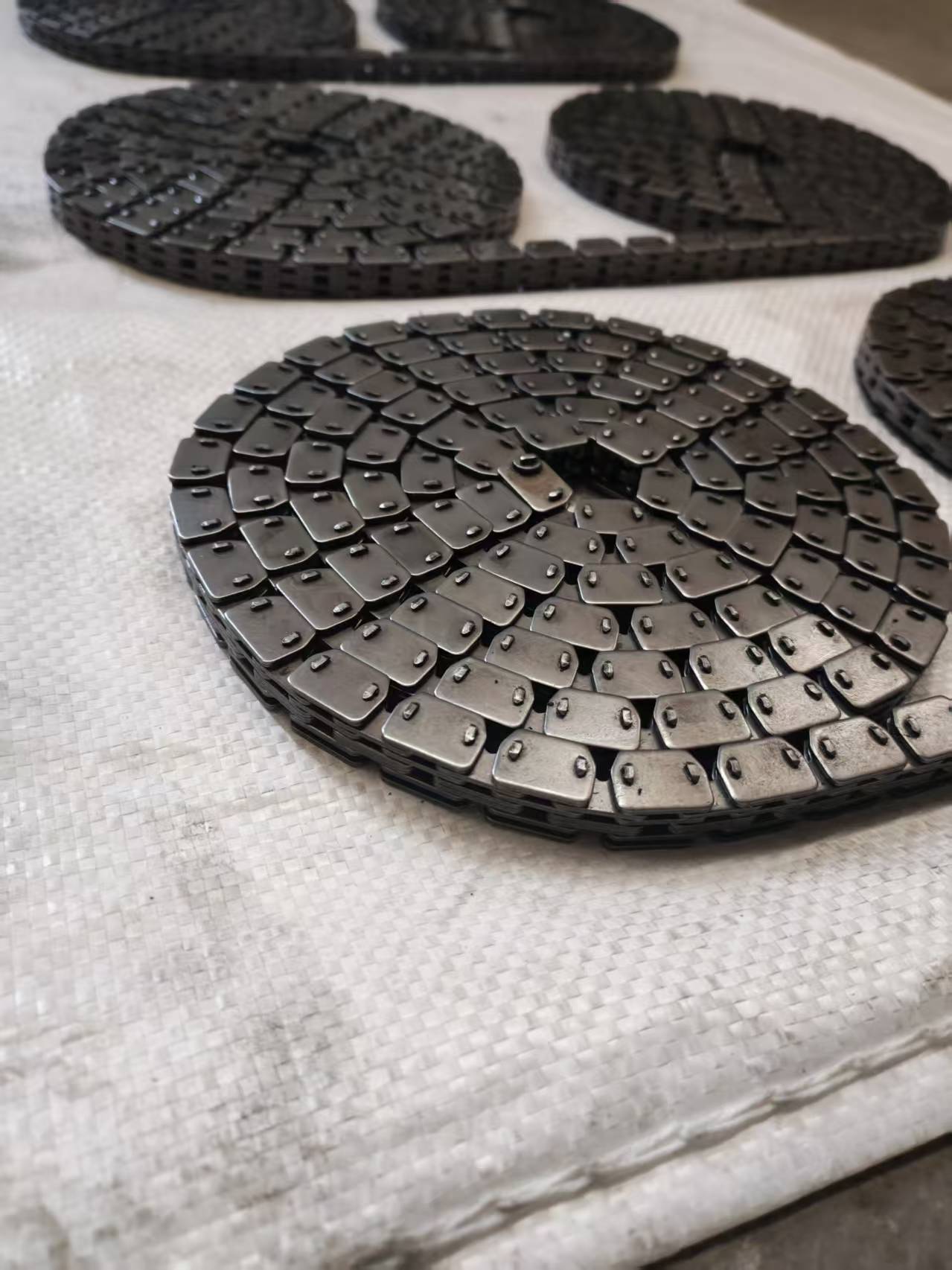 無(wú)聲齒形鏈條 精密齒形低噪設(shè)計(jì) 重載/高速工況適用 免維護(hù)長(zhǎng)壽命 多行業(yè)通用